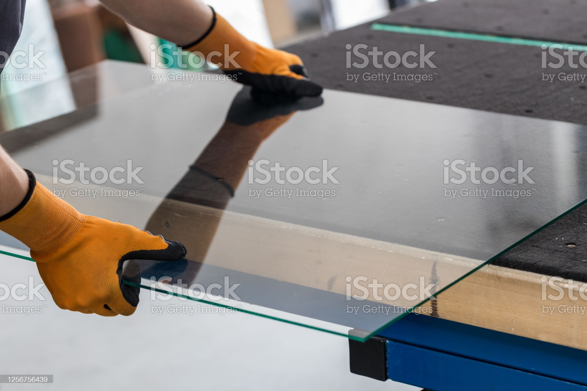 Glass factory, Glazier lifting that table glass